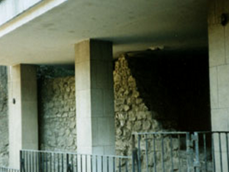 restos-de-una-torre-de-la-muralla-arabe-de-madrid-en-la-calle-de-bailen-12.png