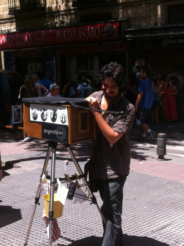 Fotógrafo minutero de El Rastro de Madrid en pleno trabajo